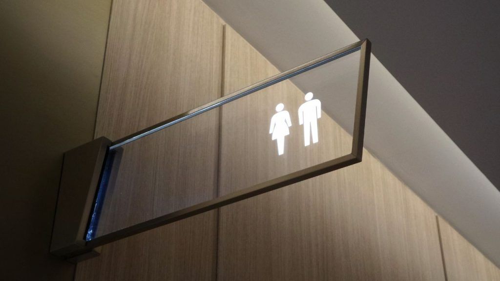 Las infecciones urinarias (IU) son muy frecuentes en todo el mundo. Al menos el 50% de las mujeres sufrirán una IU una vez en su vida. Aproximadamente entre el 15% y el 25% de los adultos y los niños padecen infecciones urinarias repetidas y de larga duración. En muchas personas, los antibióticos estándares no funcionan. La D-manosa es un azúcar que forma parte de una dieta normal y se cree que crea una superficie antiadherente en la pared de la vejiga, así como alrededor de las bacterias. Se cree que las bacterias son expulsadas al orinar, evitando así el crecimiento que conduce a una infección dentro de la vejiga o del tracto urinario.