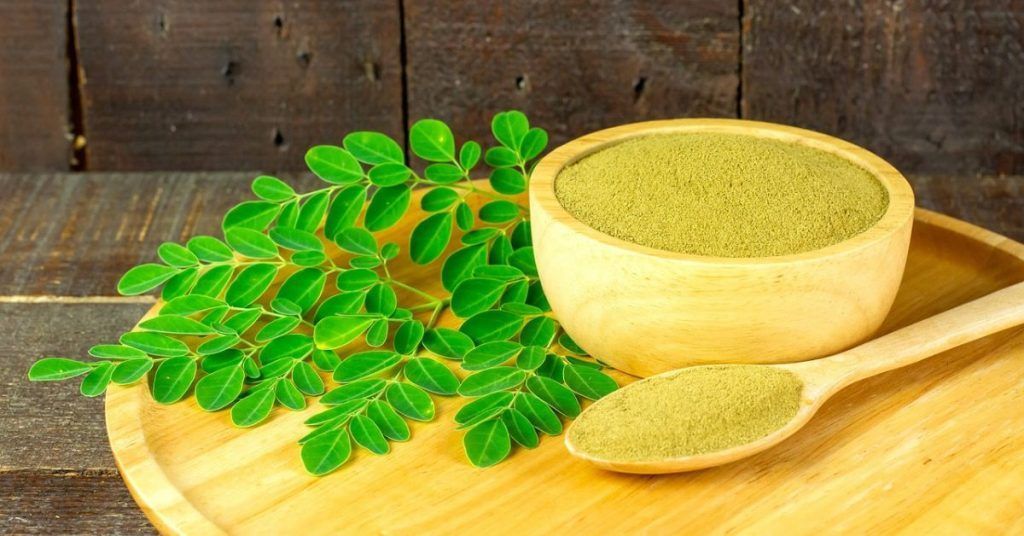 Hojas, vainas, semillas, aceite, flores, raíces, ramas y cortezas de la moringa tienen utilidad como fitofármaco, alimento para humanos o para el ganado.