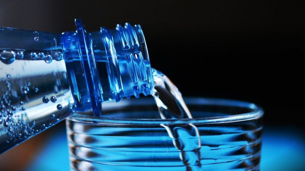 Cómo beber agua correctamente, incluyendo el cuanto y el como, es una pregunta que se repite; no hay una respuesta definitiva pero procuraré brindar una orientación útil.