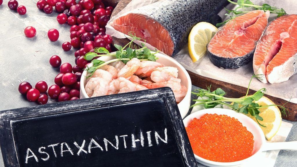 a astaxantina es un poderoso antioxidante carotenoide que se encuentra en ciertos tipos de microalgas, salmón, trucha y crustáceos. Se ha asociado con varios beneficios para la salud.