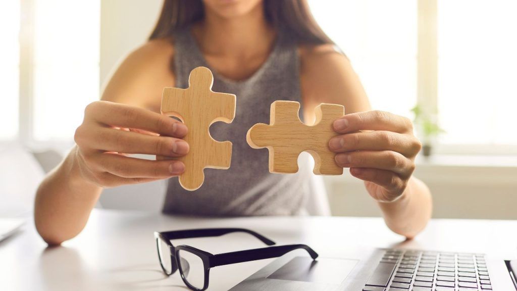 Los seres humanos tenemos el conocimiento y la razón como recursos que cultivamos con una dosis de esfuerzo y dedicación personal; la definición comúnmente aceptada nos dice que la integridad es evaluada desde este lugar en función de unos valores y creencias aprendidos y que socialmente se consideran los apropiados. Desde esta perspectiva hablamos de un recurso adaptativo muy valioso y necesario.