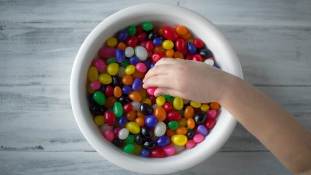 Una nueva investigación destaca los posibles riesgos para la salud de un aditivo colorante alimentario común prohibido en Europa, presente en dulces y snacks ultraprocesados.