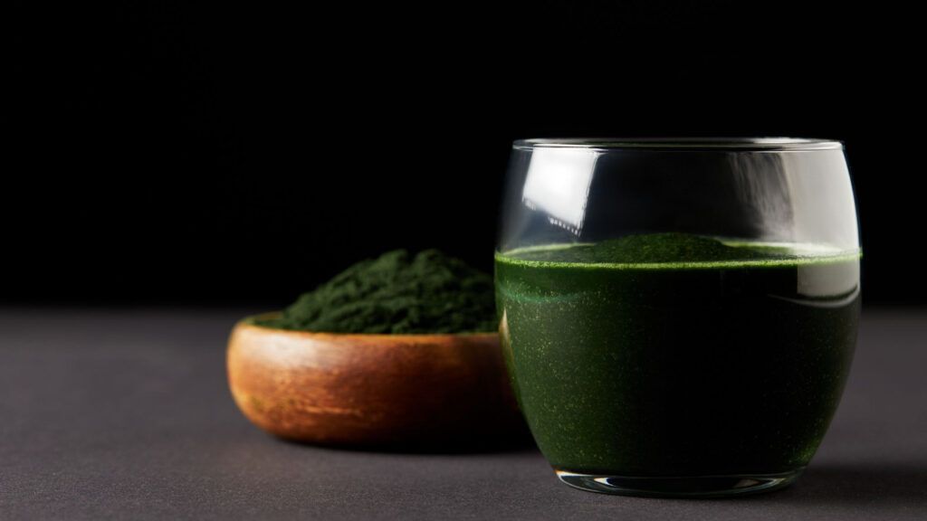 Descubre la espirulina, un superalimento natural lleno de nutrientes, antioxidantes y energía lumínica para revitalizar cuerpo, mente y espíritu.