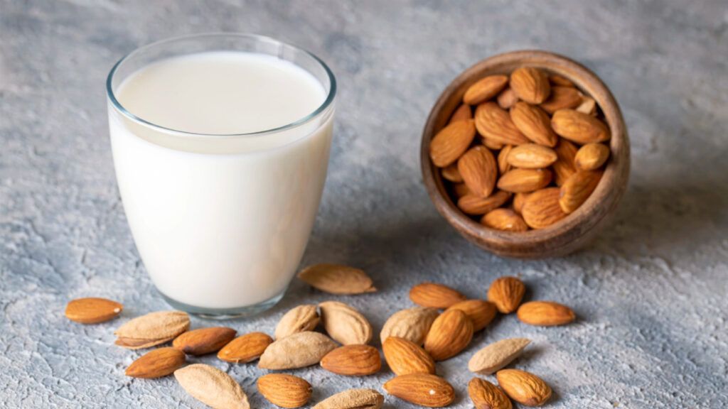 Artículo: Beneficios de la fermentación de la leche de almendras. Autor: Pablo de la Iglesia. Imagen: Almendras y un vaso de leche de almendras fermentado.