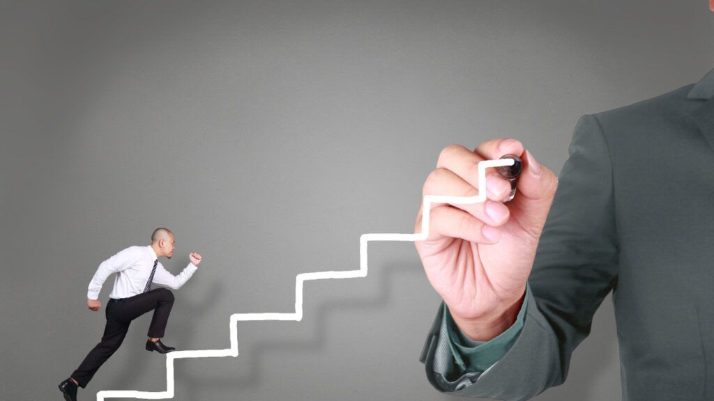 Hombre subiendo una escalera, simbolizando el crecimiento personal y el cambio de mindset.