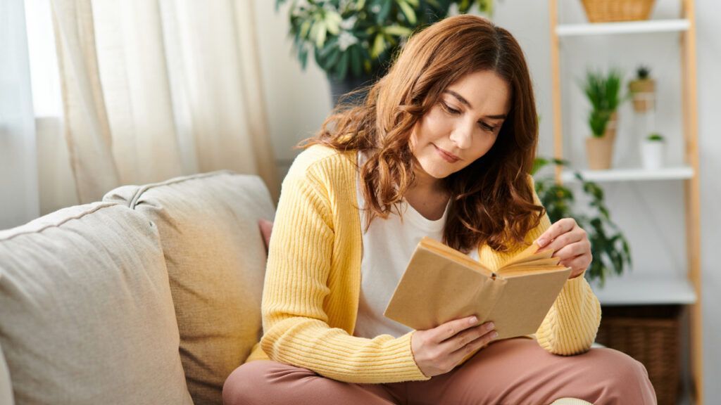 Mujer leyendo en un ambiente tranquilo y luminoso, representando aprendizaje y desarrollo de la mentalidad o mindset.