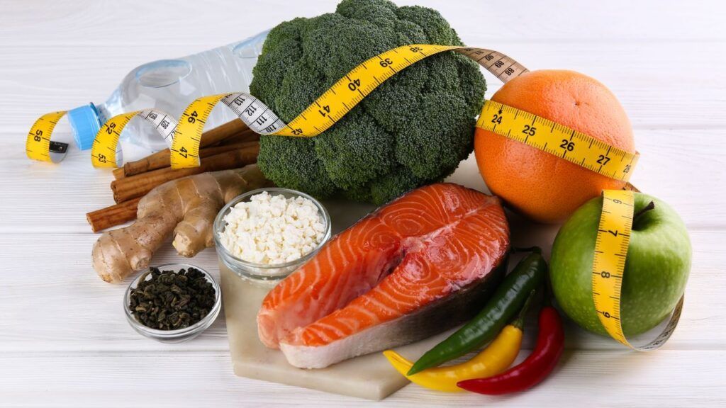 Ilustración referente a alimentos saludables y estilo de vida indicados para controlar el síndrome metabólico y su conexión la hígado graso, diabetes y presión arterial.